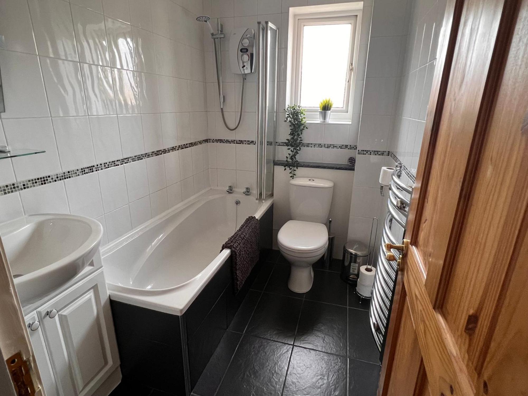 Contractors Or Family House - M1 Nottingham - Ikea Retail Park - Catkin Drive - 2 Bed Home With Driveway, Private Garden, Sleeps 4 - Tv'S In All Rooms Giltbrook Extérieur photo